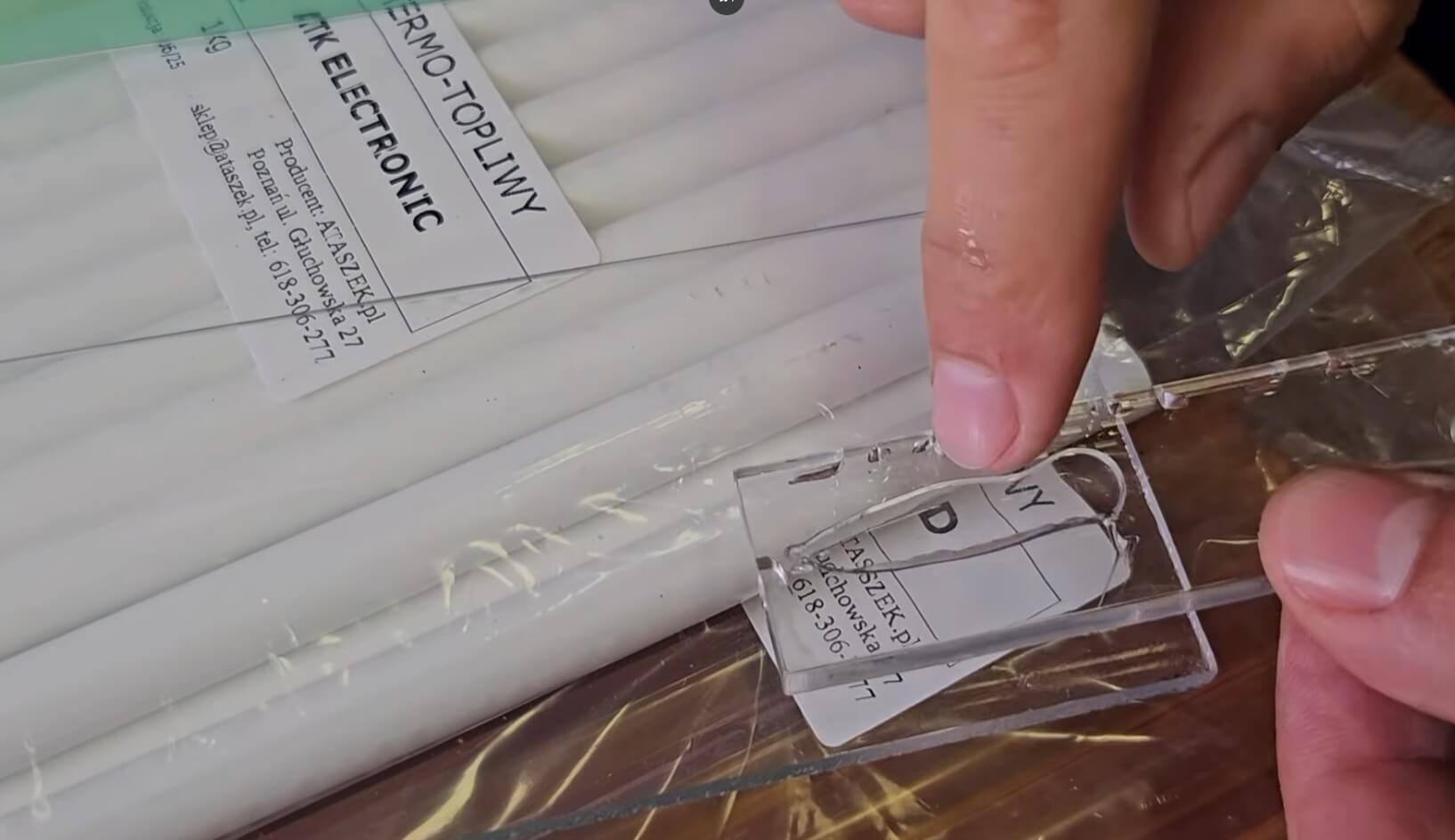 bezbarwny-klej-na-gorąco-atk-transparent-na-pleksi
