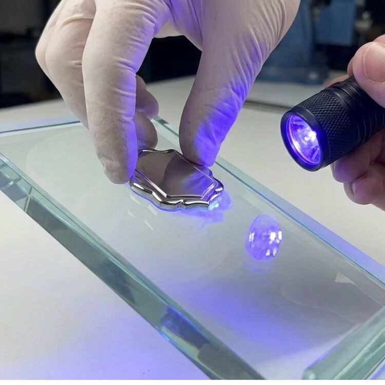 klejenie-szkła-i-metalu-metodą-uv