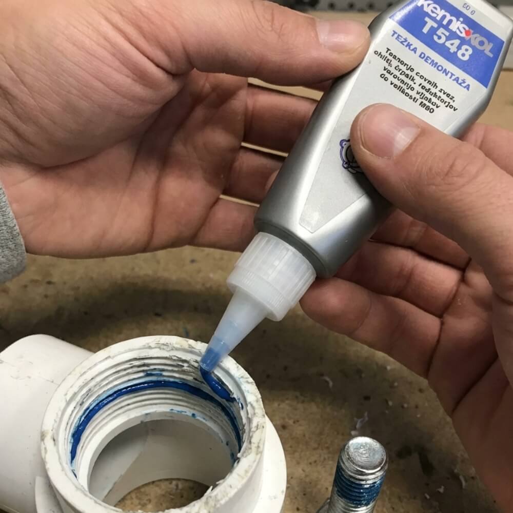 naprawa-gwintu-z-plastiku-klejem-kemiskol