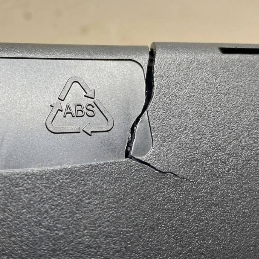 pęknięty-element-plastikowy-z-ABS