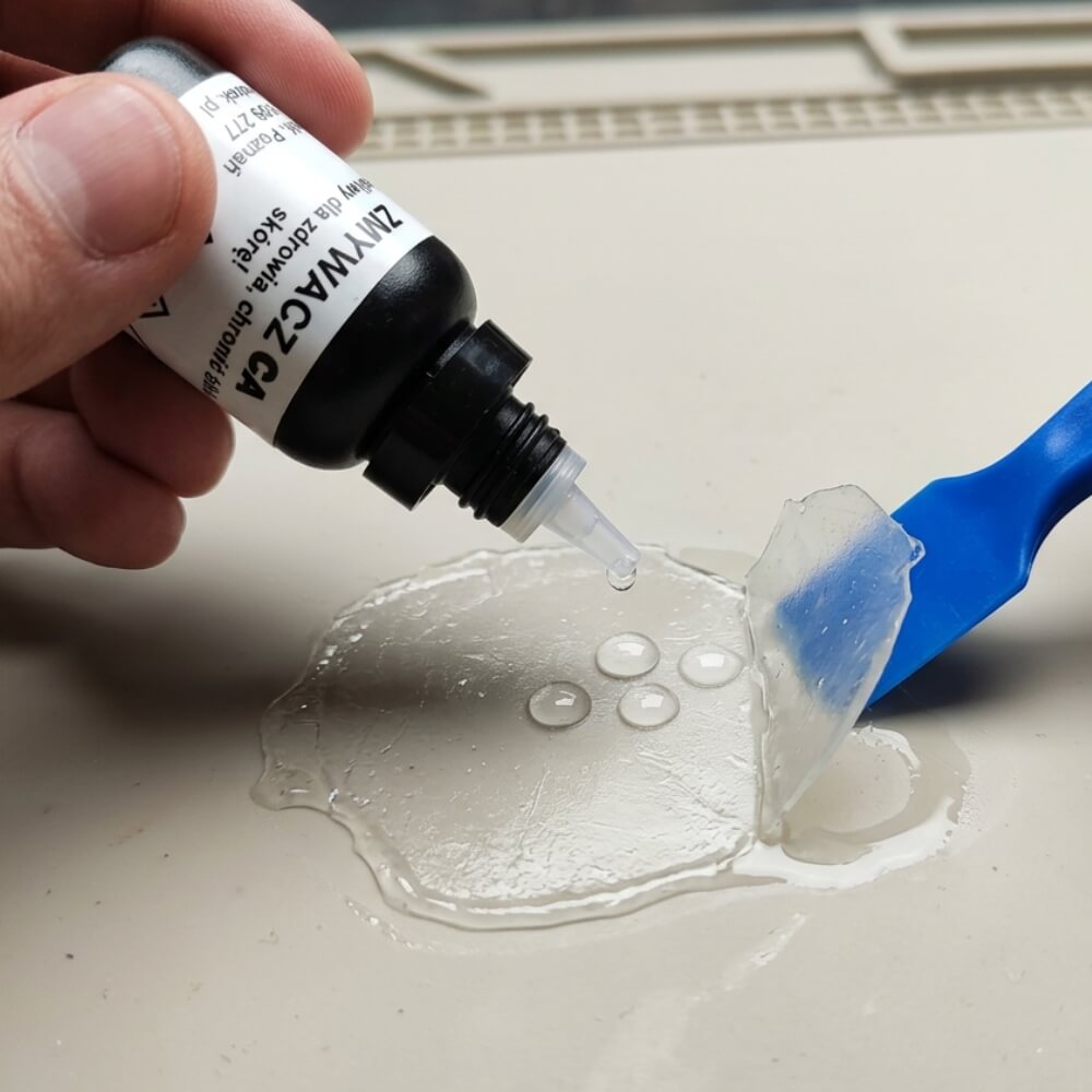 usuwanie-kleju-z-tworzyw-debonderem