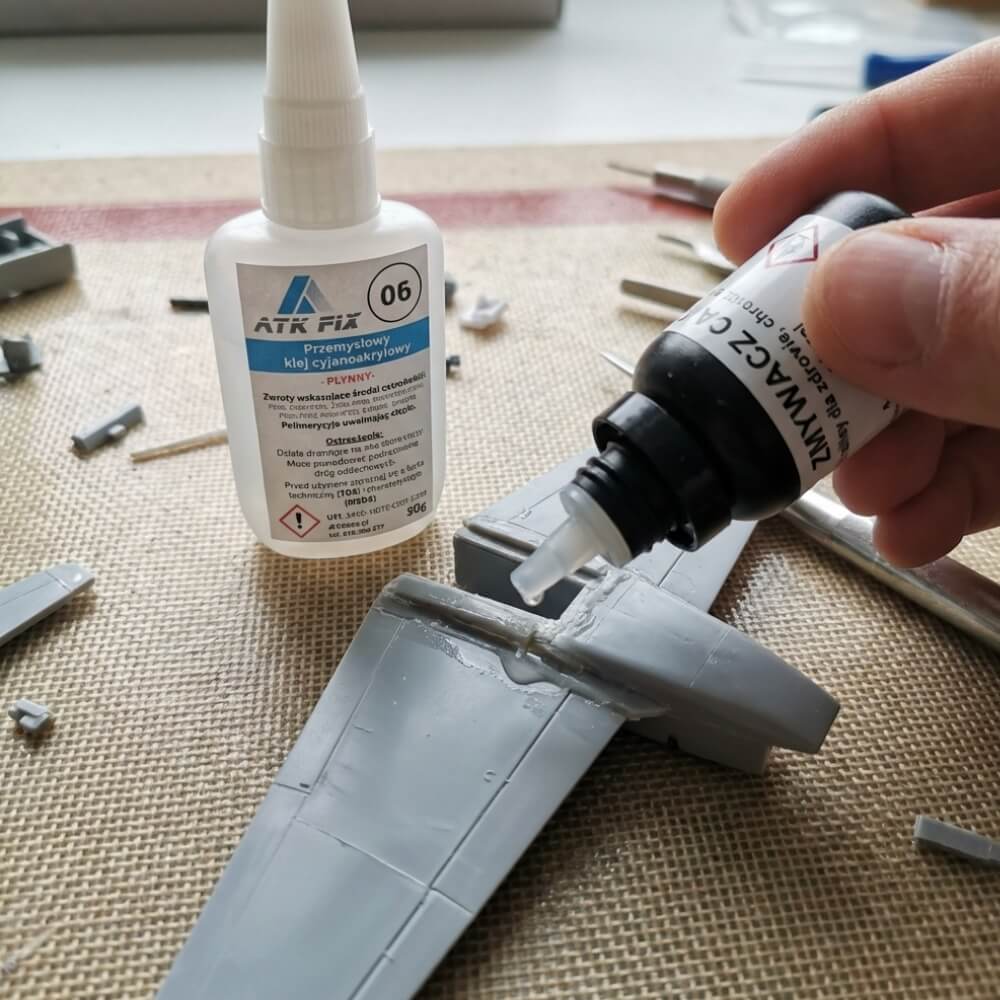 proces-usuwania-kleju-cyjanoakrylowego-z-modelu